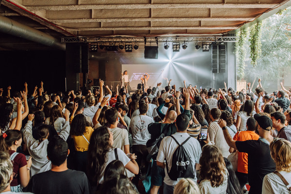 La Antigua Fábrica Estrella Damm celebra La Mercè con las mejores propuestas musicales de artistas emergentes