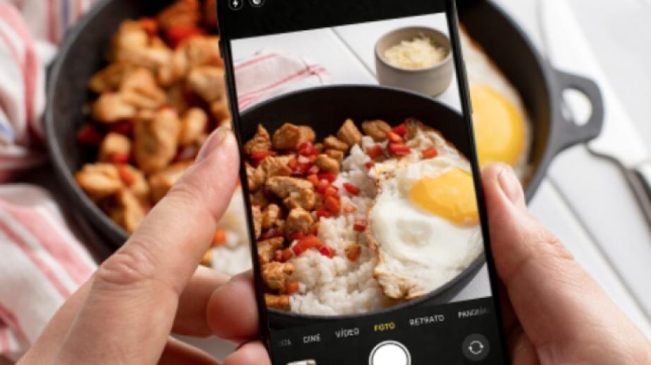 telèfon mòbil fent foto de menjar